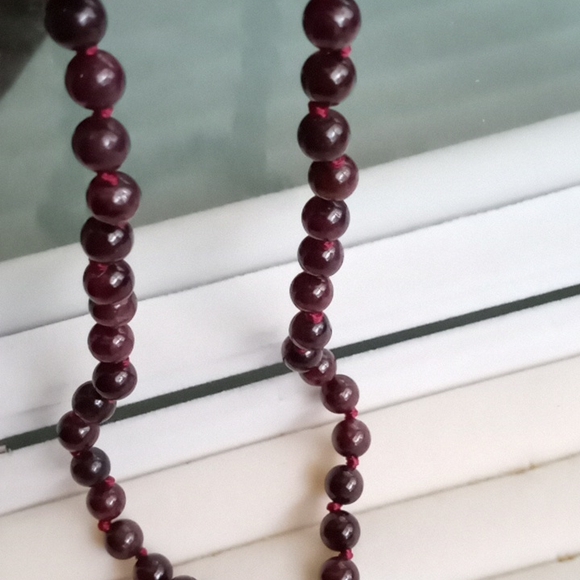 MOZAMBIQUE GARNET BEADED HAND KNOTTED NECKLACE - Picture 2 of 7